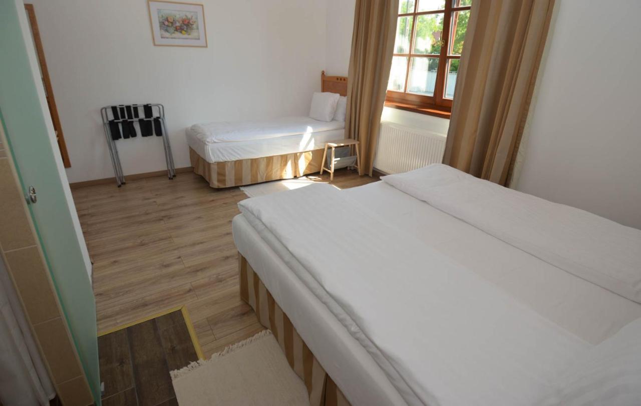 Buzás Pince Vendégház Ecséd Exterior foto