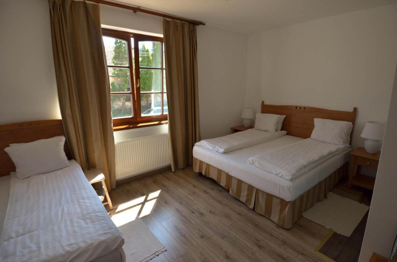 Buzás Pince Vendégház Ecséd Exterior foto