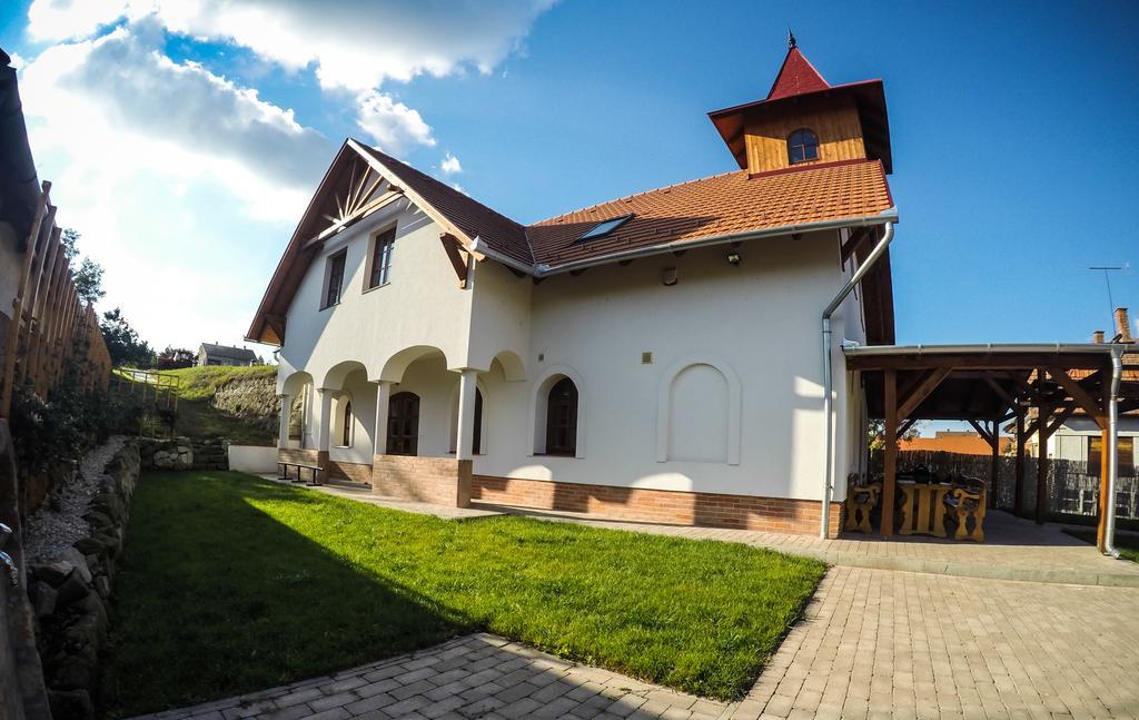 Buzás Pince Vendégház Ecséd Exterior foto
